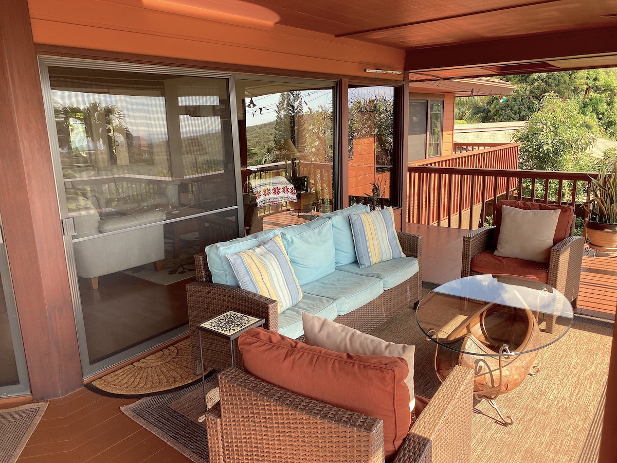 The upper lanai seating area.